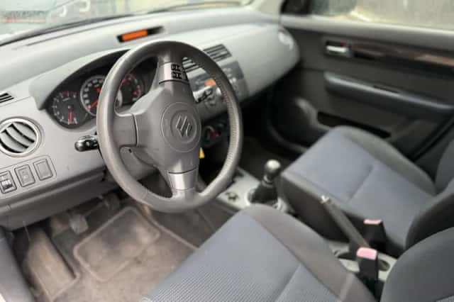 Suzuki Swift (2008) thumbnail 3
