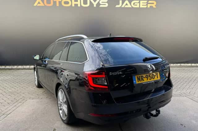 Škoda Octavia (2017) thumbnail 2