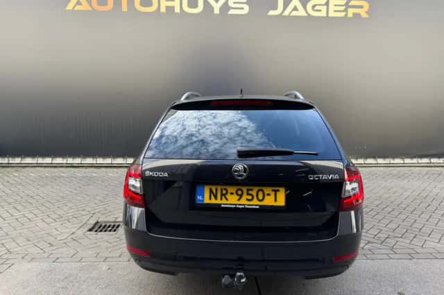 Škoda Octavia (2017) thumbnail 5