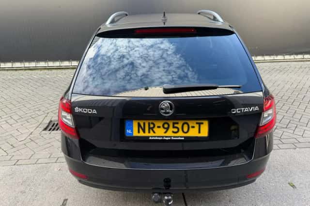 Škoda Octavia (2017) thumbnail 6