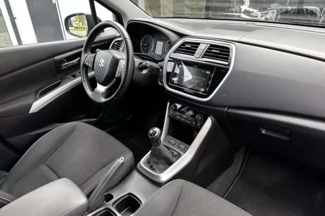 Suzuki SX4 (2017) thumbnail 3