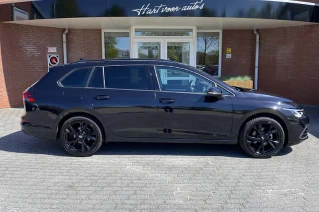 Volkswagen Golf (2022) thumbnail 4