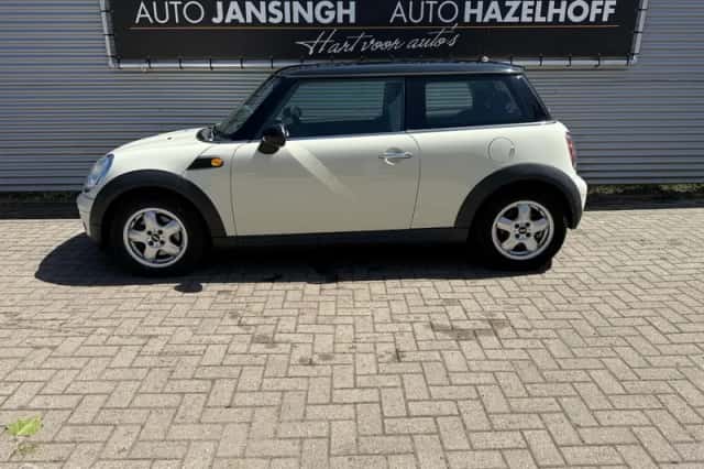 MINI Cooper (2008) thumbnail 2