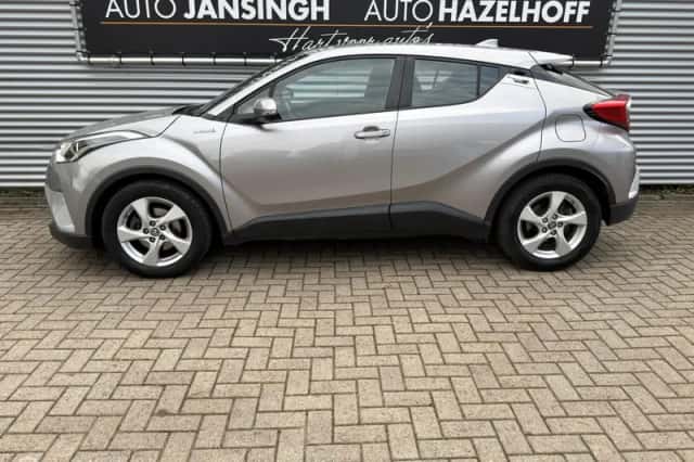 Toyota C-HR (2019) thumbnail 2