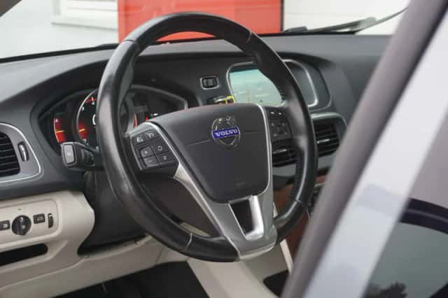 Volvo V40 Cross Country (2015) thumbnail 5