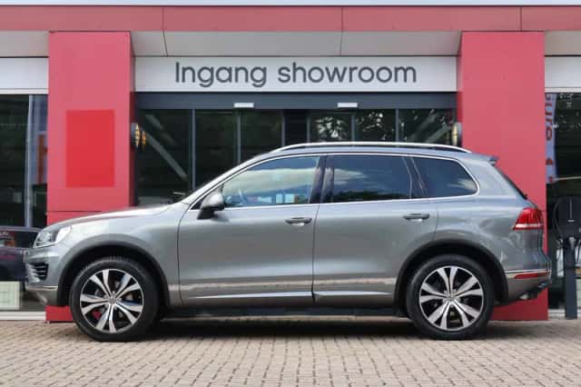 Volkswagen Touareg (2016) thumbnail 2