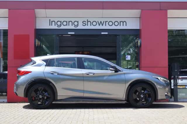 Infiniti Q30 (2017) thumbnail 3