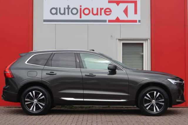 Volvo XC60 (2022) thumbnail 3