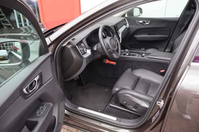 Volvo XC60 (2022) thumbnail 5