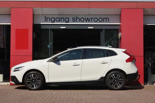 Volvo V40 Cross Country (2018) thumbnail 2