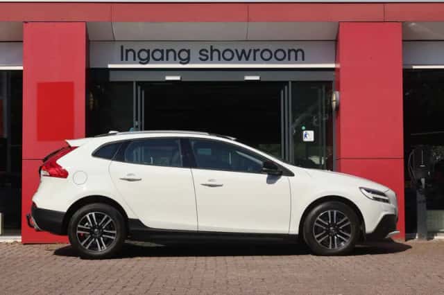 Volvo V40 Cross Country (2018) thumbnail 3