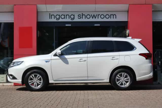 Mitsubishi Outlander (2021) thumbnail 2