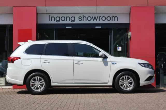 Mitsubishi Outlander (2021) thumbnail 3
