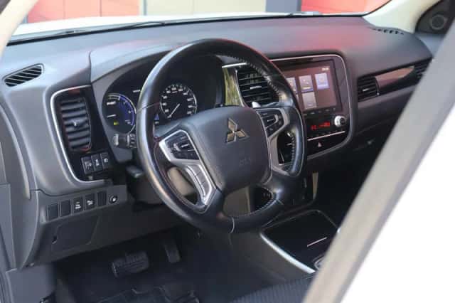 Mitsubishi Outlander (2021) thumbnail 5