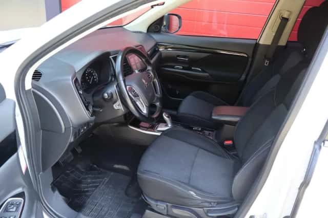 Mitsubishi Outlander (2021) thumbnail 6