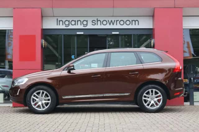 Volvo XC60 (2017) thumbnail 2