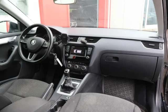 Škoda Octavia (2016) thumbnail 6