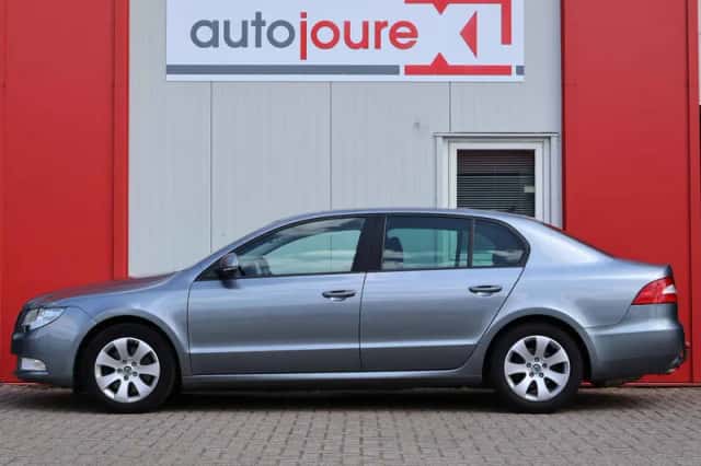 Škoda Superb (2012) thumbnail 2