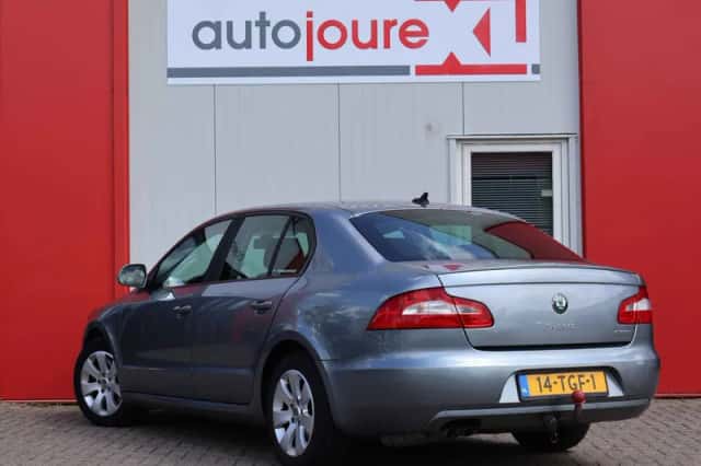 Škoda Superb (2012) thumbnail 4