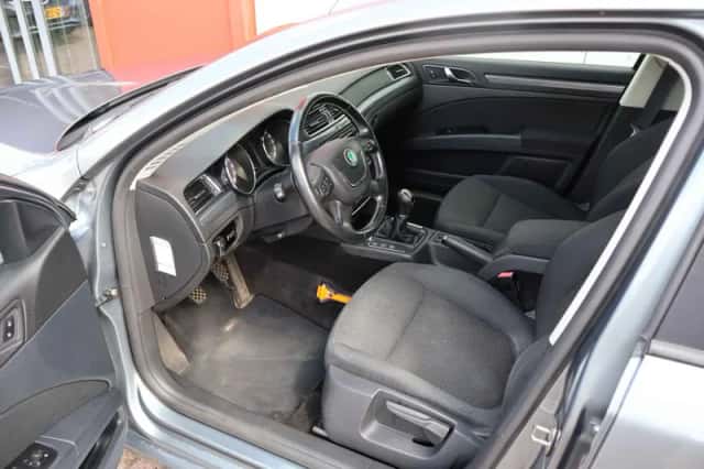 Škoda Superb (2012) thumbnail 5
