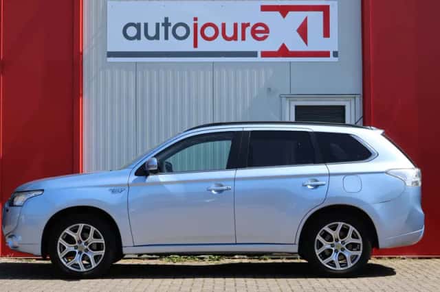 Mitsubishi Outlander (2013) thumbnail 2