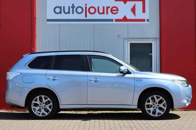 Mitsubishi Outlander (2013) thumbnail 3