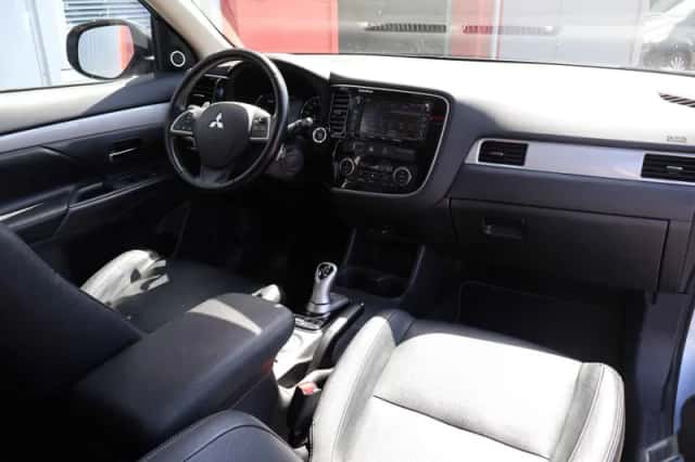 Mitsubishi Outlander (2013) thumbnail 6