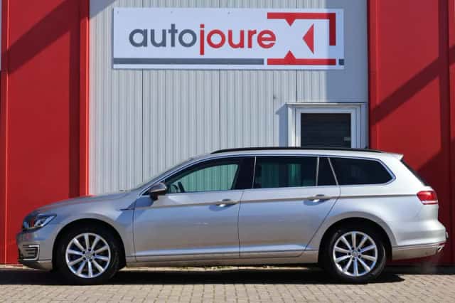 Volkswagen Passat (2016) thumbnail 2
