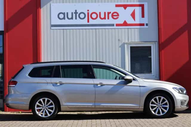 Volkswagen Passat (2016) thumbnail 3