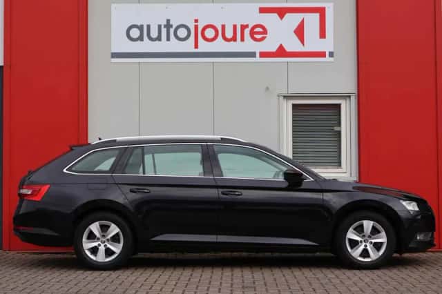 Škoda Superb (2018) thumbnail 4