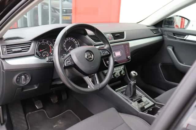 Škoda Superb (2018) thumbnail 6