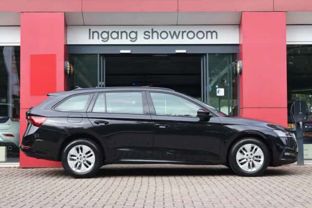 Škoda Octavia (2023) thumbnail 3