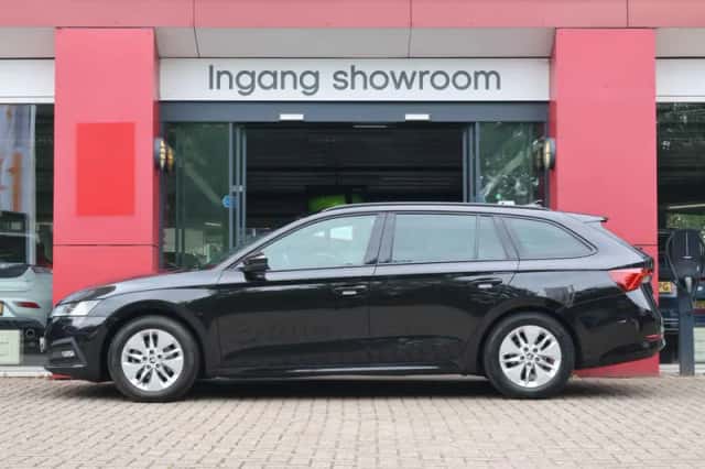 Škoda Octavia (2023) thumbnail 2