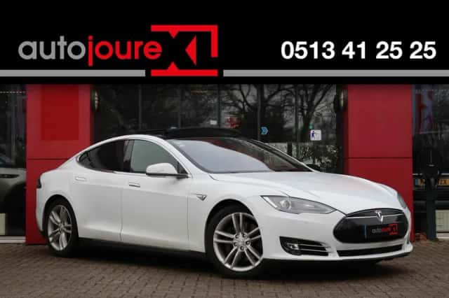 Tesla Model S (2015) thumbnail 1