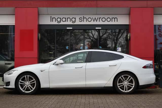 Tesla Model S (2015) thumbnail 2