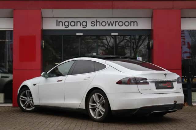Tesla Model S (2015) thumbnail 3
