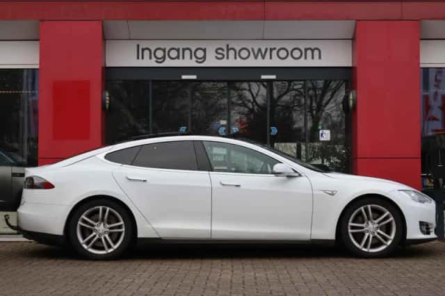 Tesla Model S (2015) thumbnail 4