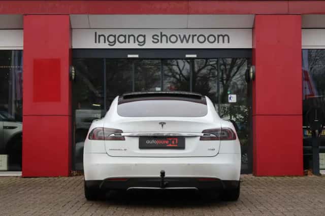 Tesla Model S (2015) thumbnail 6