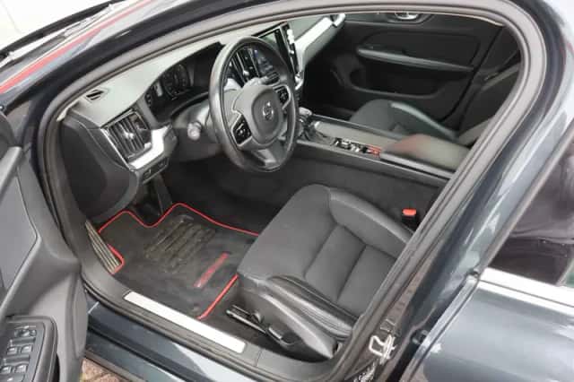 Volvo V60 (2018) thumbnail 5