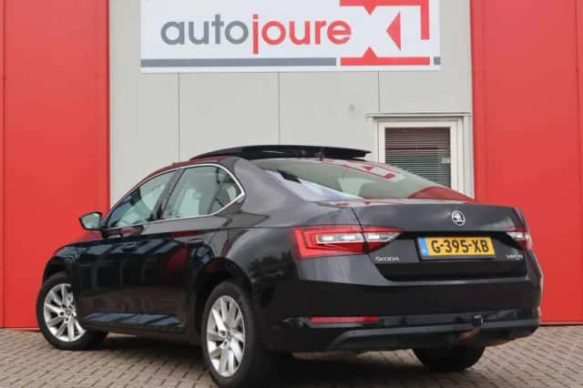 Škoda Superb (2019) thumbnail 4