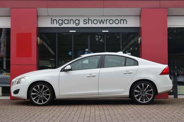 Volvo S60 (2010) thumbnail 2