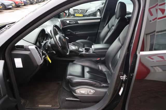 Porsche Cayenne (2011) thumbnail 5