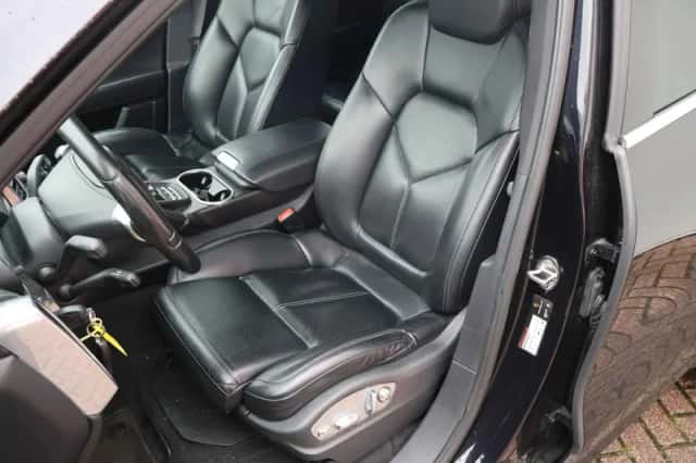 Porsche Cayenne (2011) thumbnail 6