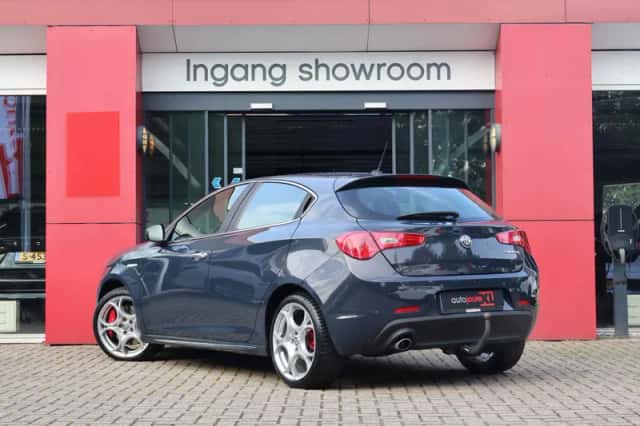 Alfa Romeo Giulietta (2016) thumbnail 4