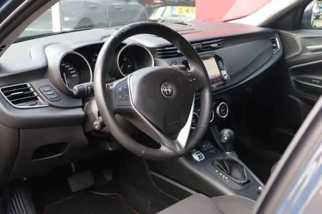 Alfa Romeo Giulietta (2016) thumbnail 6