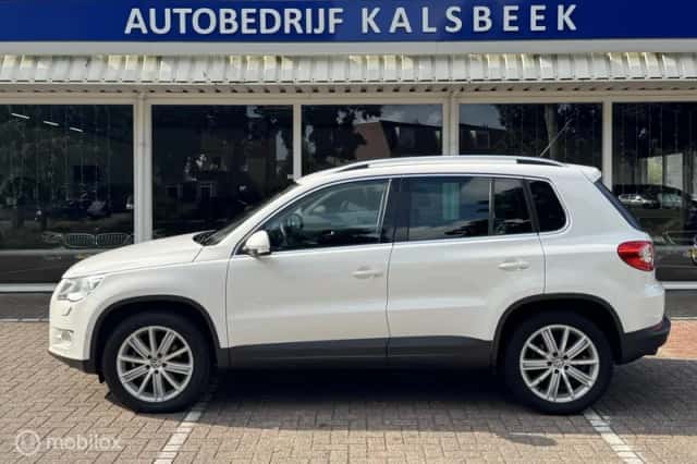 Volkswagen Tiguan (2010) thumbnail 2