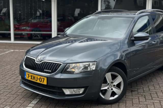 Škoda Octavia (2014) thumbnail 2