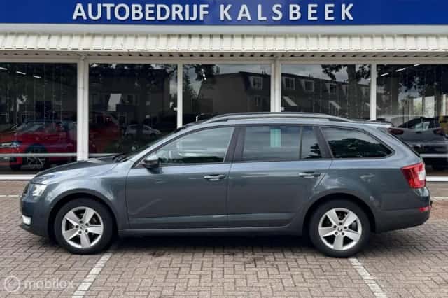 Škoda Octavia (2014) thumbnail 3