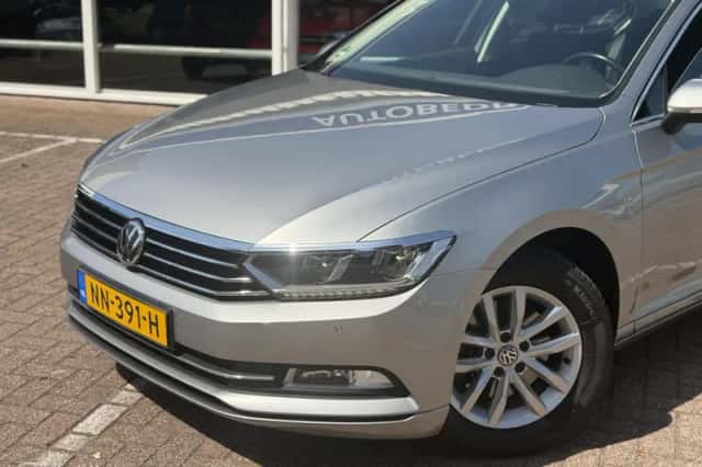 Volkswagen Passat (2017) thumbnail 2