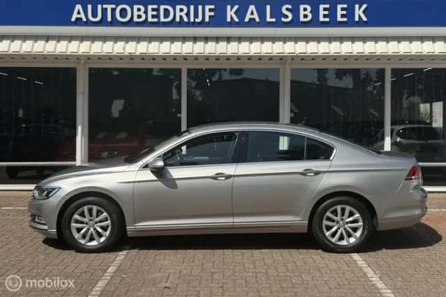 Volkswagen Passat (2017) thumbnail 3